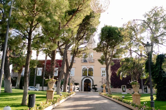 Riviviamo alcuni dei bellissimi momenti dell'evento "PugliaIn Wedding Tourism" 2024 😍
Day 4 - Visita alla location @villacarafa con un pranzo divertente e un angolo di coccole e di dolcezza culminato con una masterclass sul gelato! 

Let's relive some of the beautiful moments of the "PugliaIn Wedding Tourism" 2024 event 😍
Day 4 - Visit to @villacarafa with a fun lunch and a cuddle corner and sweetness and an ice cream masterclass! 

Ph. @michael_zennaro 

Thank's to @sartoriadirenzo @assowedding 
@regionepuglia @pugliapromozione_aret