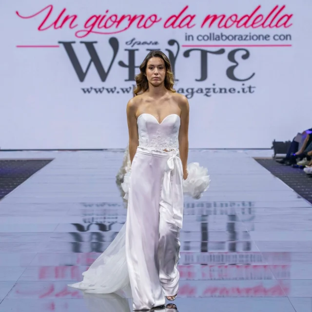 Emozionante come sempre la passerella Promessi Sposi del concorso "𝓤𝓷 𝓰𝓲𝓸𝓻𝓷𝓸 𝓭𝓪 𝓶𝓸𝓭𝓮𝓵𝓵𝓪" realizzato in collaborazione con il nostro storico media partner @whitesposa e che ha reso 10 𝒻𝓊𝓉𝓊𝓇ℯ 𝓈𝓅ℴ𝓈ℯ delle affascinanti modelle in abito bianco, fiere sulla catwalk dei sogni!

Complimenti alle prime 5 classificate che hanno vinto fantastici premi offerti dai nostri super partner:

1️⃣ 𝓐𝓝𝓝𝓐 𝓜𝓐𝓡𝓘𝓐 𝓥𝓐𝓛𝓔𝓝𝓣𝓔 vincitrice di una cucina offerta da @chiarellicenter 
2️⃣ 𝓐𝓛𝓔𝓢𝓢𝓘𝓐 𝓓𝓔𝓛 𝓡𝓞𝓢𝓢𝓞 vincitrice dell'abito da sposa offerto dall'atelier che l'ha vestita in passerella @gentilewedding 
3️⃣ 𝓟𝓐𝓞𝓛𝓐 𝓢𝓣𝓐𝓕𝓕𝓐 vincitrice di una coppia di fedi nuziali offerta da @cosimorossini 
4️⃣ 𝓥𝓐𝓛𝓔𝓝𝓣𝓘𝓝𝓐 𝓒𝓐𝓡𝓥𝓤𝓣𝓣𝓞 vincitrice di un servizio di autonoleggio con autista per il giorno delle nozze offerto da @puglialuxurycar 
5️⃣ 𝓖𝓐𝓑𝓡𝓘𝓔𝓛𝓛𝓐 𝓢𝓟𝓐𝓖𝓝𝓤𝓞𝓛𝓞 vincitrice dei confetti per genitori e testimoni offerti da @confetti_mucci 

Grazie a tutti gli atelier che hanno messo a disposizione gli abiti per la sfilata:

@galizia_spose 
@lauraswedding
@gentilewedding 
@giottaspose 
@deli_sposa 
@sposaincanosa
@idea_sposa 
@gdcouture_sposa 
@erricomariasposa 
@lesposedimarisapolignano 

Grazie a @mimua_makeup_academy per il trucco e a @giannisimone_hair per le acconciature

Grazie a @fioreriafleurs @sante_foglie @little_garden1980 @chiara_flora_flower_designer per i bouquet in passerella

Ph. @verardiproduzioni @verardiantonio 

E' stato un bellissimo sogno, che le nostre spose ricorderanno come una splendida, vissuta realtà! ❤️