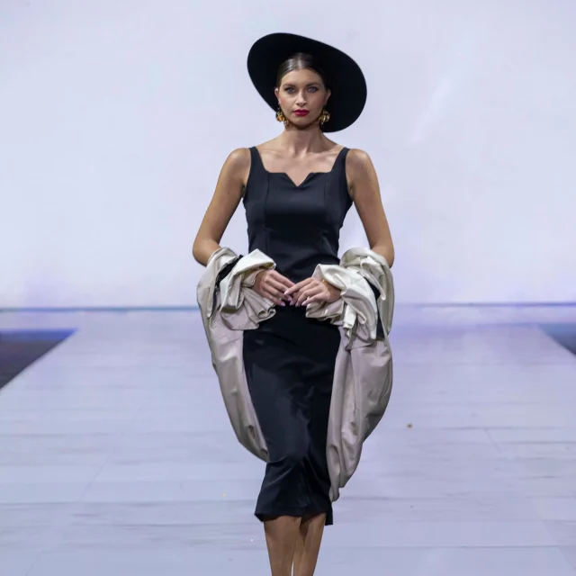 Celebra gli eroi del "Made in Puglia" la sfilata evento firmata da @scuoladimodarosasblano 🤩
Giovani sarti, modellisti e stilisti che hanno scelto di restare al Sud e affrontare le sfide del mondo della moda attingendo forza e ispirazione dal proprio territorio di nascita! 👏

Thank's to @matteo.giua @mimua_makeup_academy @salvobinettiparrucchieri 
Ph. @verardiproduzioni @verardiantonio