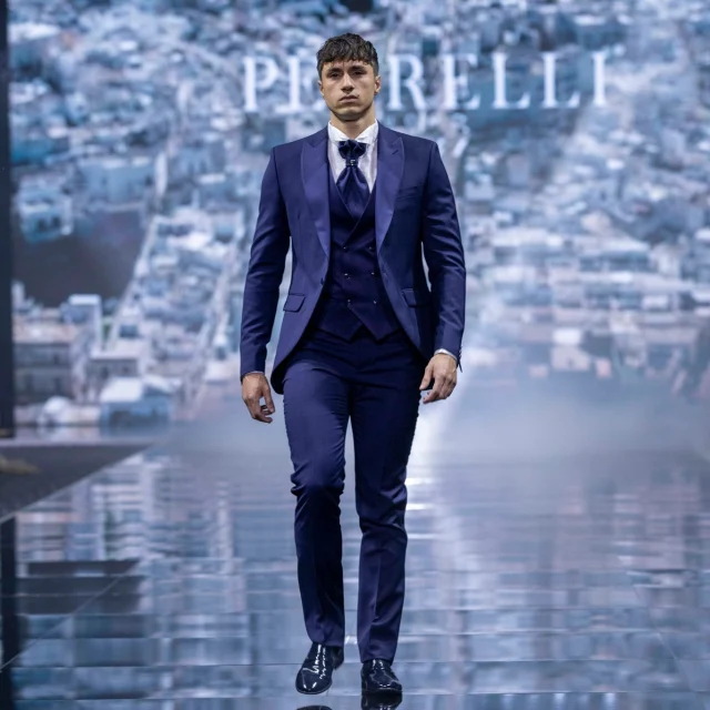 Inebriante di emozioni il fashion show firmato @petrelliuomo.real con tanti ospiti vip sulla catwalk come @mirkobrunetti_ @eugeniocolombodj @alexbelli che ha curato la regia della sfilata e la splendida @deliaduran_official protagonista di un tango appassionato, a simboleggiare il fuoco che anima il reparto stile e tutta la Maison del brand Made in Puglia!

Thank's to @matteo.giua @scuoladimodarosasblano @mimua_makeup_academy  @salvobinettiparrucchieri 

Ph. @verardiproduzioni @verardiantonio