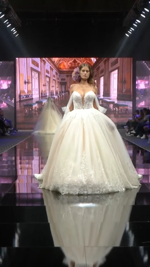 Riviviamo la romantica sfilata di @emozionisposaatelier sulla passerella del Promessi Sposi Bridal Show di Bari. Incantevole e appassionata sposa di haute couture!

Video: @verardiproduzioni @verardiantonio 
Thank's to @matteo.giua @scuoladimodarosasblano @mimua_makeup_academy  @salvobinettiparrucchieri