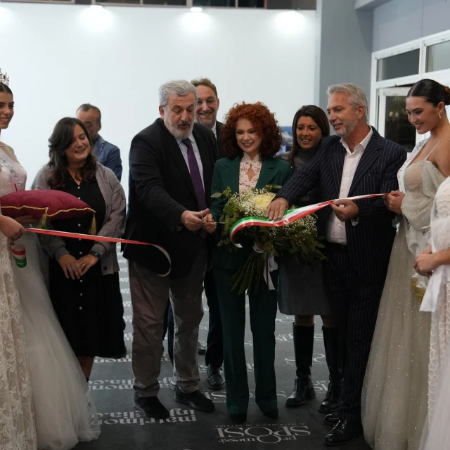 Inaugurata ieri l'edizione barese di Promessi Sposi 🙌😍

📍 Hanno tagliato il nastro insieme al Patron del Salone, GAETANO PORTOGHESE, il Presidente della Regione Puglia MICHELE EMILIANO e la splendida BEATRICE LUZZI, madrina dell'evento. Subito dopo, nell'area talk, sono intervenuti anche il Direttore generale di Pugliapromozione LUCA SCANDALE, il Vice Presidente di Confcommercio LEO CARRIERA, la Presidente di Confindustria Bari-Bat PAOLA FIORITO e la Direttrice di Confartigianato Bari-BAT-Brindisi ANGELA PACIFICO.
Presenti anche le finaliste del concorso @mondosposaitalia vestite da @lauraswedding

📍 L'intensa giornata di inaugurazione si è conclusa con un party presso @masseriapietrasole 

@portoghese_gaetano @tom_amato @mauriziofoglianese @luciadipaolaofficial @casino.show.spettacolo